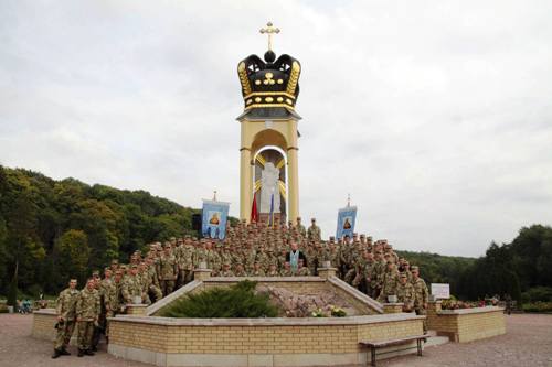 Хрест - це найсильніша зброя, якою можемо подолати зло: VI військове паломництво до Зарваниці.(ФОТО) Хрест - це найсильніша зброя, якою можемо подолати зло: VI військове паломництво до Зарваниці.(ФОТО)